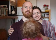Konstantin und Laura Briegel mit ihrer zweijährigen Tochter Konstantin und Laura Briegel mit ihrer zweijährigen Tochter