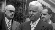 Charlie Chaplin mit Gästen vor seinem Anwesen Manoir de Ban in Corsier-sur-Vevey (Schweiz) während einer kurzen Feier. Charlie Chaplin mit Gästen vor seinem Anwesen Manoir de Ban in Corsier-sur-Vevey (Schweiz) während einer kurzen Feier.
