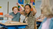 Mo (Freek Buikema) und Summer (Helena Burden) machen sich lustig &uuml;ber Lena.