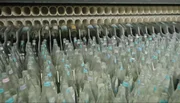 Aus einer natürlichen Quelle sprudelt kristallklares Wasser - der Ursprung einer kostbaren Ressource. Aus einer natürlichen Quelle sprudelt kristallklares Wasser - der Ursprung einer kostbaren Ressource.