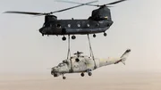 Ein MH-47 Chinook der US-Armee mit einer libyschen Hind als Au&szlig;enlast.