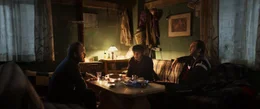 Samet (Deniz Celiloğlu), Kenan (Musab Ekici) und Tolga (Erdem Şenocak) sitzen zusammen und unterhalten sich.