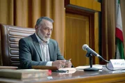Der Richter Salavati (Vassilis Koukalani) verurteilt Nazanin ohne Beweise zu fünf Jahren Haft. Der Richter Salavati (Vassilis Koukalani) verurteilt Nazanin ohne Beweise zu fünf Jahren Haft.