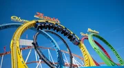 Hier geht's rund: Siham El-Maimouni und Cäthe (9) testen die Achterbahn. Cäthe möchte wissen, ob man ein Eis in einem Looping so werfen kann, dass man es NACH dem Looping wieder auffängt. Hier geht's rund: Siham El-Maimouni und Cäthe (9) testen die Achterbahn. Cäthe möchte wissen, ob man ein Eis in einem Looping so werfen kann, dass man es NACH dem Looping wieder auffängt.