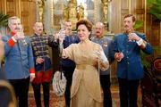 Gute Stimmung im Hause Baltazzi. Man feiert die Übergabe der Note an Serbien. Mitte: Baltazzi (Julia Stemberger). Gute Stimmung im Hause Baltazzi. Man feiert die Übergabe der Note an Serbien. Mitte: Baltazzi (Julia Stemberger).