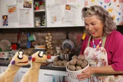 Die nette Dame (Isabel Trimborn) schenkt den Erdmännchen Knödel Die nette Dame (Isabel Trimborn) schenkt den Erdmännchen Knödel