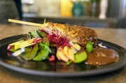 Pilze als Fleischersatz: Mit Austernpilzen und Reispapier hat Lucie eine vegane Gänsekeule zubereitet. Pilze als Fleischersatz: Mit Austernpilzen und Reispapier hat Lucie eine vegane Gänsekeule zubereitet.