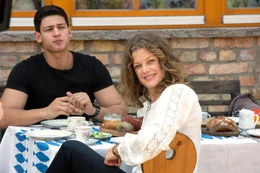 &Uuml;berraschend erhalten Caro (Marie B&auml;umer) und Vincent (Emilio Sakraya) Besuch.
