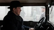 Boehm (Godehard Giese) beschattet von seinem Wagen aus.
