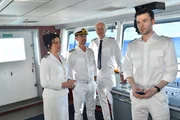 Offizier Christian Kienzle muss Kapitän Max Parger, Hanna Liebhold und Oskar Schifferle seinen Fehler beichten. Offizier Christian Kienzle muss Kapitän Max Parger, Hanna Liebhold und Oskar Schifferle seinen Fehler beichten.