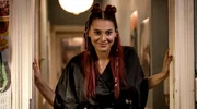 Bonnie (Manal Raga a Sabit) arbeitet auf ihren Abschluss als Fashion Designerin hin.