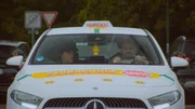 Andi Knuppe (Milan Peschel, r.) sitzt angespannt am Steuer des Fahrschulwagens. Neben ihm prüft die Fahrlehrerin jede seiner Entscheidungen. Andi Knuppe (Milan Peschel, r.) sitzt angespannt am Steuer des Fahrschulwagens. Neben ihm prüft die Fahrlehrerin jede seiner Entscheidungen.