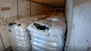 Im LKW stoßen die Beamten auf verdächtige Pakete. Der Fund bestätigt den Verdacht und deckt das Ausmaß des Schmuggels auf. Im LKW stoßen die Beamten auf verdächtige Pakete. Der Fund bestätigt den Verdacht und deckt das Ausmaß des Schmuggels auf.