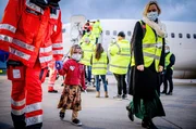 Claudia Peppmüller (re.) begleitet eine kleine Patientin vom Flugzeug ins Friedensdorf. Claudia Peppmüller (re.) begleitet eine kleine Patientin vom Flugzeug ins Friedensdorf.