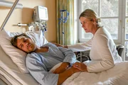 Rita (Anja Schüte) bei Ihrem Sohn Nick (Frederik Götz) im Krankenhaus. Rita (Anja Schüte) bei Ihrem Sohn Nick (Frederik Götz) im Krankenhaus.