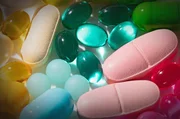 Tabletten mit Östrogen, Testosteron oder Kortison – für sämtliche Hormonpräparate gilt: Sie sollten nicht ohne ärztliche Verordnung eingenommen werden. Tabletten mit Östrogen, Testosteron oder Kortison – für sämtliche Hormonpräparate gilt: Sie sollten nicht ohne ärztliche Verordnung eingenommen werden.