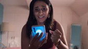 Mari Sawadi (Maryam Zaree) reagiert erleichtert auf eine Nachricht auf ihrem Smartphone. Inmitten der Krise keimt neue Hoffnung auf. Mari Sawadi (Maryam Zaree) reagiert erleichtert auf eine Nachricht auf ihrem Smartphone. Inmitten der Krise keimt neue Hoffnung auf.