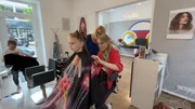 Lena schneidet Melinas Haare. Lena schneidet Melinas Haare.
