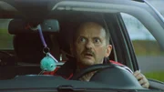 Andi Knuppe (Milan Peschel) sitzt am Steuer und reagiert erschrocken. Die Fahrsituation bringt ihn sichtbar aus dem Konzept. Andi Knuppe (Milan Peschel) sitzt am Steuer und reagiert erschrocken. Die Fahrsituation bringt ihn sichtbar aus dem Konzept.