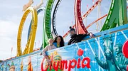 Cäthe (9), Siham El-Maimouni und Stuntman Marcel Stefanski fahren gerne Achterbahn. Cäthe möchte wissen: Kann man ein Eis in einem Looping so werfen, dass man es NACH dem Looping wieder auffängt? Cäthe (9), Siham El-Maimouni und Stuntman Marcel Stefanski fahren gerne Achterbahn. Cäthe möchte wissen: Kann man ein Eis in einem Looping so werfen, dass man es NACH dem Looping wieder auffängt?