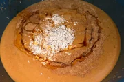 F&uuml;r das traditionell senegalesische Osterdessert wird Hirse gegart und dazu werden Fr&uuml;chte des Afrikanischen Affenbrotbaums, Erdnussbutter, Zucker und Gew&uuml;rze miteinander vermengt.