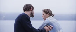 Mathieu (Gaspard Ulliel) und H&eacute;l&egrave;ne (Vicky Krieps) unterhalten sich drau&szlig;en.