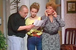 Gemeinsam mit Theo (Michael Walke, li.) versucht Jana (Andrea Loewig, mi.), Interessenten f&uuml;r das leerstehende Zimmer im Hause ihrer Tante Thea (Brigitte Krause, re.) abzuschrecken.