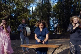 Das Volksmusikensemble Warsaw Village Band beim Musizieren im Freien: Urspr&uuml;nglich spielten sie vor allem Punk und Hardrock.