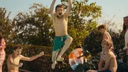 Sven (Brandon River Coene) ist endlich wieder zu einer Poolparty bei seinen alten Freunden eingeladen. Sven (Brandon River Coene) ist endlich wieder zu einer Poolparty bei seinen alten Freunden eingeladen.