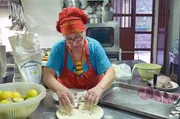 Die sizilianische &bdquo;Nonna&ldquo; Rosanna hat &uuml;ber 50 Jahre Kocherfahrung: Hier bereitet sie mit Rosinen, K&auml;se und Pinienkernen gef&uuml;llte Sardinen zu.