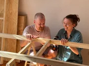 Konstantin und Laura Briegel bei ihrem ersten gemeinsamen Do-it-yourself-Projekt Konstantin und Laura Briegel bei ihrem ersten gemeinsamen Do-it-yourself-Projekt