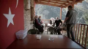 „Turgut's Place“. Bevor es die 29 Derebasi Kurven zu bewältigen gibt, stärken sich viele Fahrer*innen noch bei Turgut mit einer Tasse Tee. „Turgut's Place“. Bevor es die 29 Derebasi Kurven zu bewältigen gibt, stärken sich viele Fahrer*innen noch bei Turgut mit einer Tasse Tee.