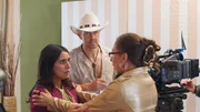 Mari Sawadi (Maryam Zaree, l.) wirkt verunsichert, als Regisseurin Agnes (Carol Schuler, r.) sie eindringlich instruiert. Tommy (Wayne Carpendale, M.) verfolgt die angespannte Situation mit wachsender Besorgnis.