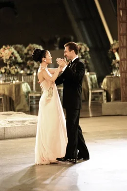 Marisa (Jennifer Lopez) und Christopher (Ralph Fiennes) tanzen.