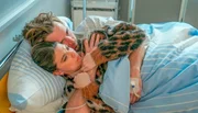 Simon (Thore Lüthje) liegt mit Nierenversagen im Krankenhaus. Valerie (Maike Johanna Reuter) fällt es schwer, ihre Gefühle und Ängste zuzulassen. Simon fürchtet, sie könnte ihn wegen seiner MS verlassen. Simon (Thore Lüthje) liegt mit Nierenversagen im Krankenhaus. Valerie (Maike Johanna Reuter) fällt es schwer, ihre Gefühle und Ängste zuzulassen. Simon fürchtet, sie könnte ihn wegen seiner MS verlassen.