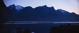 Fjord und Landschaft.