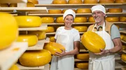 Frank Buchholz (r.) mit Antje van ’t Klooster, die in Twixlum mit ihrem Mann Joost eine kleine Käse-Manufaktur führt. Sie haben sich auf die Herstellung von Gouda spezialisiert. Frank Buchholz (r.) mit Antje van ’t Klooster, die in Twixlum mit ihrem Mann Joost eine kleine Käse-Manufaktur führt. Sie haben sich auf die Herstellung von Gouda spezialisiert.