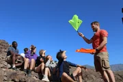 Coach Tobi erklärt erst mal, welche Zeichen er gibt. Coach Tobi erklärt erst mal, welche Zeichen er gibt.
