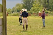 Linn (li.) und Johannes (re.) lernen von Nacho, wie man ein Lasso schwingt. Linn (li.) und Johannes (re.) lernen von Nacho, wie man ein Lasso schwingt.