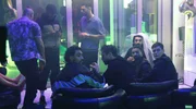 Umut (Xidir Koder Alian, Mitte hinten) hat f&uuml;r seinen Freund Devin (Omid Memar, 2. v. re.) einen Junggesellenabschied organisiert: Die G&auml;ste warten auf die Escort-Ladies.