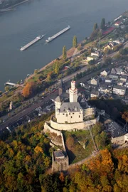 Am Mittelrhein gibt es unzählge Schlösser und Burgen: Die Marksburg zwischen Bingen und Koblenz wurde zu Beginn des 13. Jahrunderts erbaut und thront auf einem Schieferkegel in 160 Meter Höhe über dem Fluss. Am Mittelrhein gibt es unzählge Schlösser und Burgen: Die Marksburg zwischen Bingen und Koblenz wurde zu Beginn des 13. Jahrunderts erbaut und thront auf einem Schieferkegel in 160 Meter Höhe über dem Fluss.