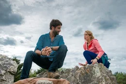 Noras (Chiara Schoras) Haus f&uuml;llt sich. Neben ihren Eltern zieht auch Khalid (Kai Albrecht) ein Urlaubsflirt ihrer Freundin, bei ihr ein... Wie wird man so viele ungebetene G&auml;ste wieder los, wenn man ein klares Wort scheut?