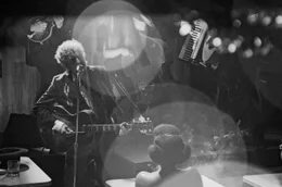 "Shadow Kingdom" ist Bob Dylans erste B&uuml;hnenshow seit der Ver&ouml;ffentlichung seines weltweit gefeierten Albums "Rough and Rowdy Ways" im Jahr 2020.; Zur ARTE-Sendung Bob Dylan: Shadow Kingdom "Shadow Kingdom" ist Bob Dylans erste B&uuml;hnenshow seit der Ver&ouml;ffentlichung seines weltweit gefeierten Albums "Rough and Rowdy Ways" im Jahr 2020. &copy; White Light International Media Ltd Foto: ARTE F Honorarfreie Verwendung nur im Zusammenhang mit genannter Sendung und bei folgender Nennung "Bild: Sendeanstalt/Copyright". Andere Verwendungen nur nach vorheriger Absprache: ARTE-Bildredaktion, Silke W&ouml;lk Tel.: +33 3 90 14 22 25, E-Mail: bildredaktion@arte.tv