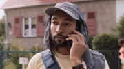 Theo Kröger (Benito Bause) telefoniert und wirkt angespannt. Die Situation rund um die drohende Katastrophe spitzt sich weiter zu. Theo Kröger (Benito Bause) telefoniert und wirkt angespannt. Die Situation rund um die drohende Katastrophe spitzt sich weiter zu.