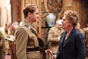 &Uuml;berraschung: Matthew (Dan Stevens) begleitet einen General zu einer Inspektion des von seiner Mutter Isobel (Penelope Wilton) auf Downton Abbey eingerichteten Offizershospital.(Darsteller im Hintergrund nicht bekannt.)