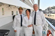 Auch auf der Reise nach Namibia kann sich Kapitän Max Parger (Florian Silbereisen, l.) auf Hanna Liebhold (Barbara Wussow, M.) und Oskar Schifferle (Harald Schmidt, r.) verlassen. Auch auf der Reise nach Namibia kann sich Kapitän Max Parger (Florian Silbereisen, l.) auf Hanna Liebhold (Barbara Wussow, M.) und Oskar Schifferle (Harald Schmidt, r.) verlassen.