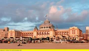 Das Kurhaus steht direkt am Strand von Scheveningen.