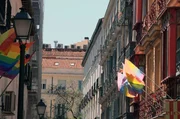 Heute sieht man Regenbogenflaggen in Madrid, doch einst hat das nationalistische, streng katholische Franco-Regime homo- und transsexuelle Menschen verfolgt, verhaftet und gefoltert.