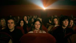 (v.l.n.r.) Callum (Philip M&uuml;ller), Jaqueline Schmidbauer (Nelly Hoffmann) und Morten "Motte" (Timothy Scannell)