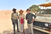 Bis zur Ankunft von Juliane müssen sich Claudia Beyer (Esther Schweins, M.) und Robert Gassner (Florian Fitz, r.), die unterschiedlicher nicht sein könnten, arrangieren. Bis zur Ankunft von Juliane müssen sich Claudia Beyer (Esther Schweins, M.) und Robert Gassner (Florian Fitz, r.), die unterschiedlicher nicht sein könnten, arrangieren.